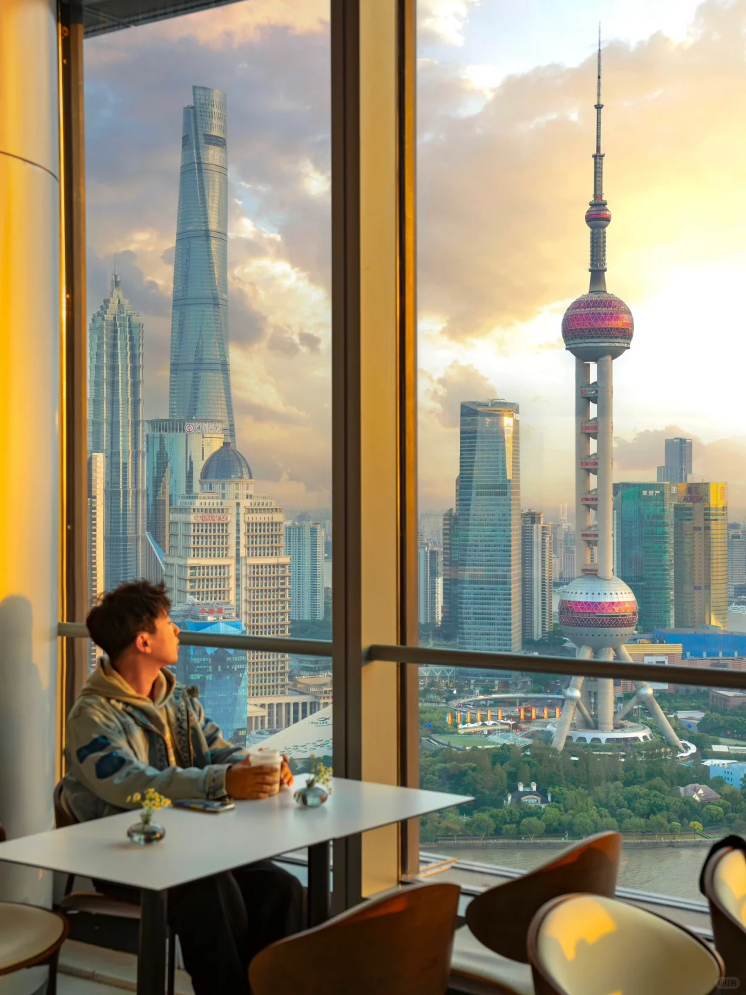 Waibaidu Bridge and Customs House at dusk