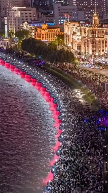 Crowds by Shanghai beach during holiday season