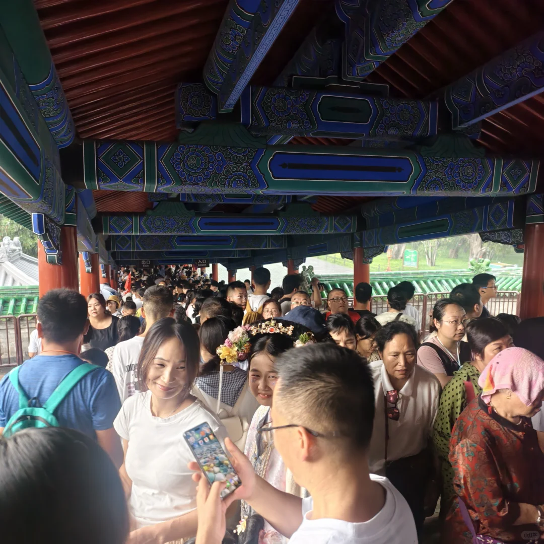 Local musicians playing traditional instruments near Temple of Heaven