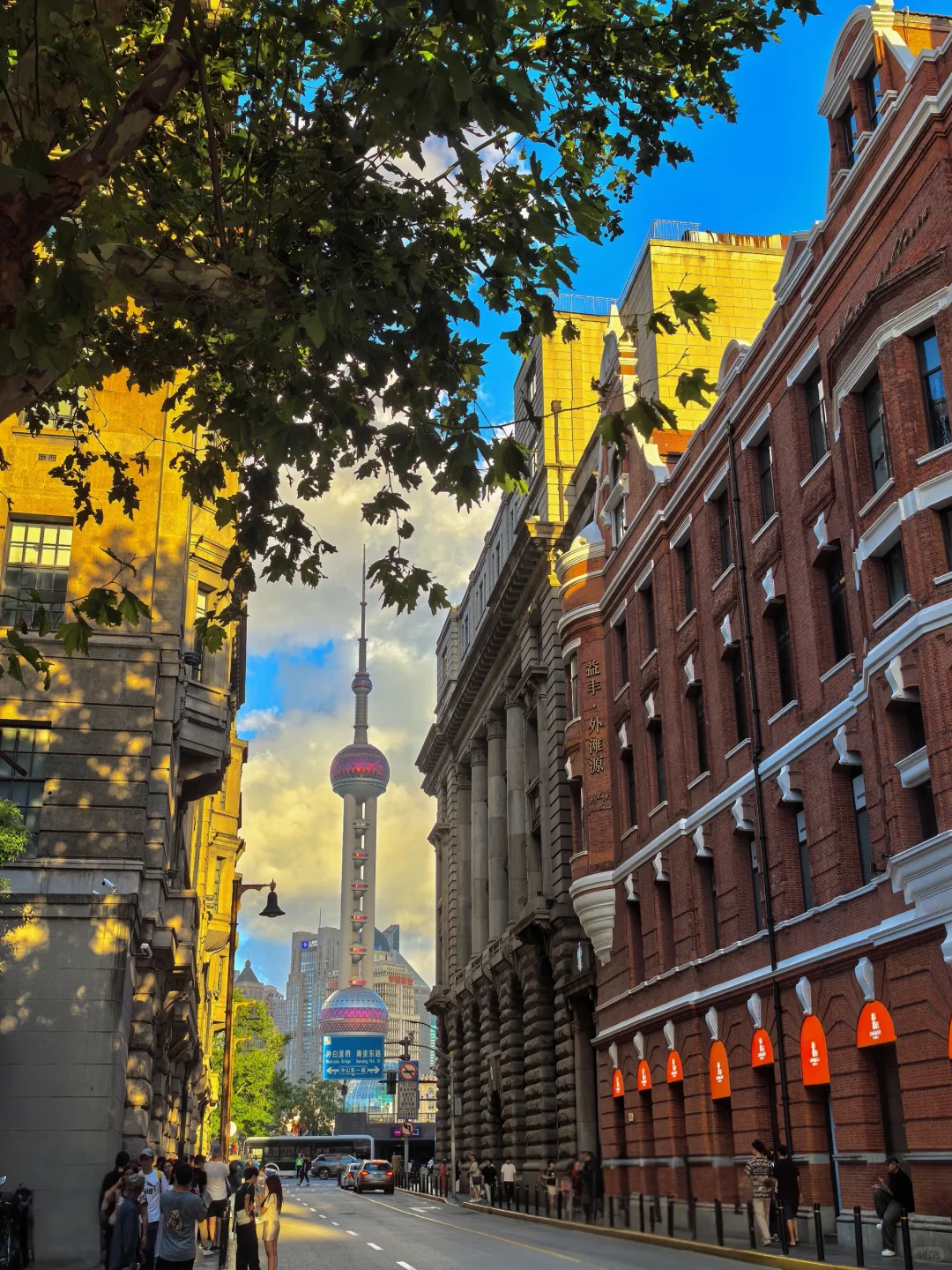 Traveler sharing photos from Shanghai outer beach on social media