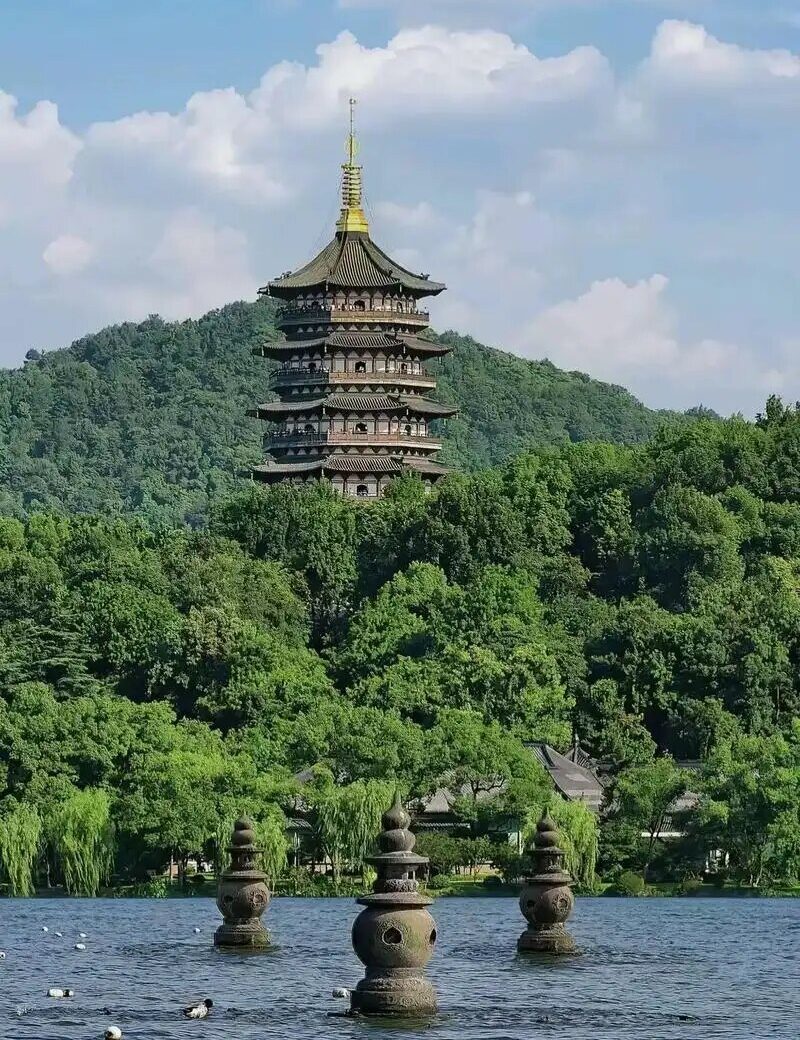 China Landscape Guide: How to Choose West Lake, Zhangjiajie, Huangshan, Sichuan, or Qinghai for a First Trip