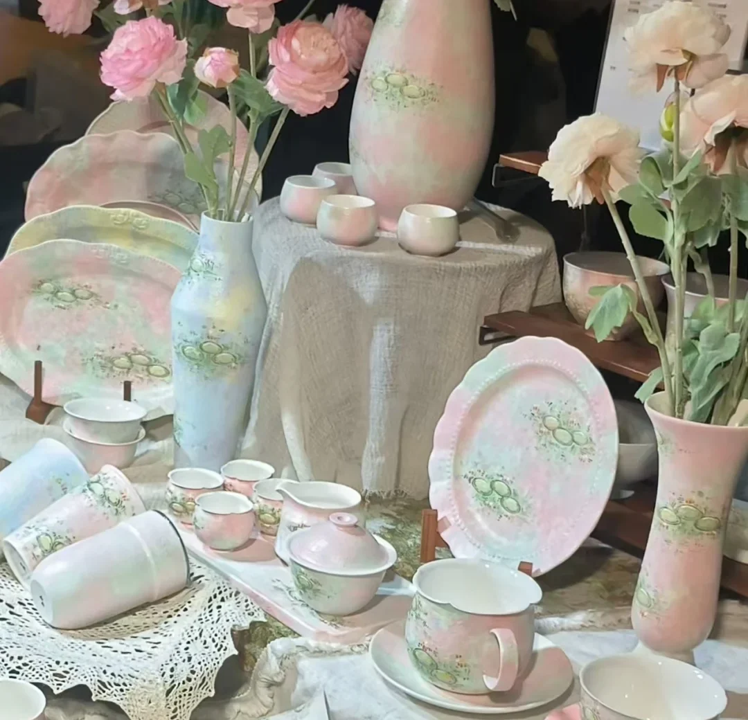 Chinese Handmade Objects: Jingdezhen Porcelain and Beijing Paper Crafts, Read Slowly