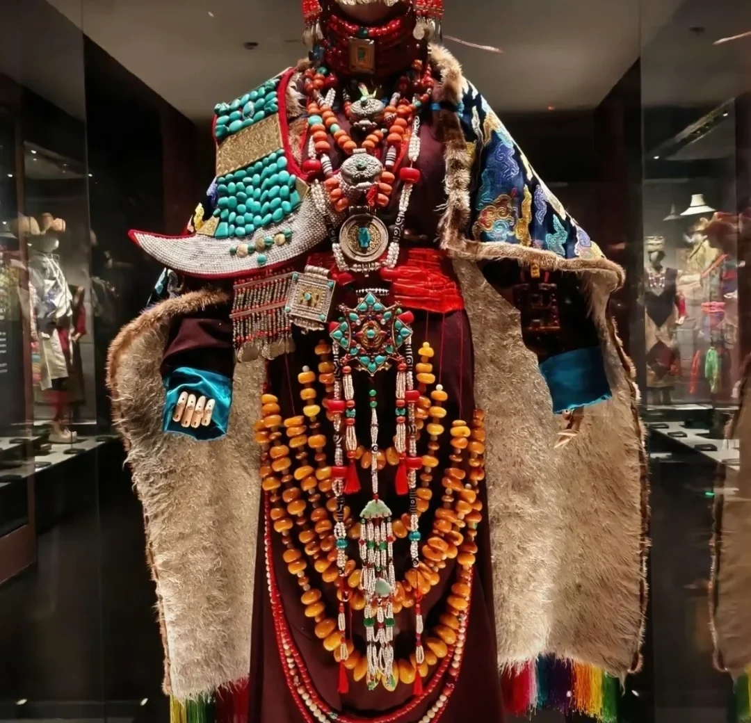 Chinese Craft Objects Explained: Brocade, Chasing, Inlay, And Costume Detail